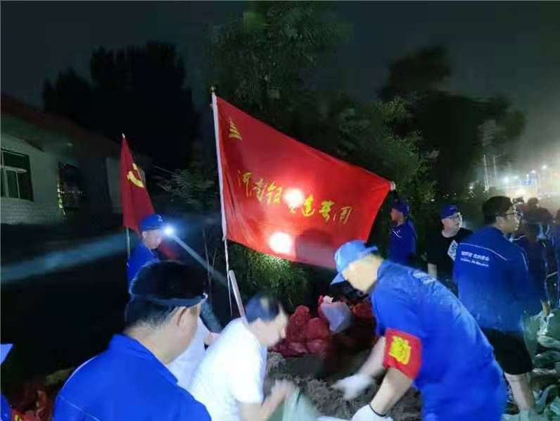 銀金達抗洪救災志愿者分隊連夜轉(zhuǎn)戰(zhàn)